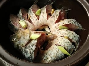 鱼身上也摆上姜片和葱段。