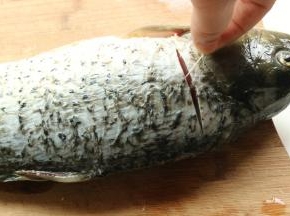 鲤鱼选择2斤重的，不要太大，不然不易入味。去鳞去内脏，去腥线。