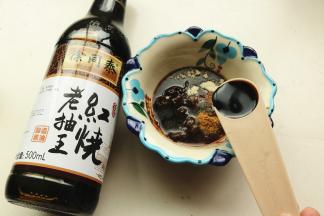 调料全部放入碗里。