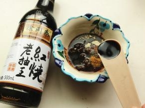 调料全部放入碗里。