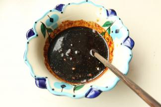 混合均匀成为料汁。