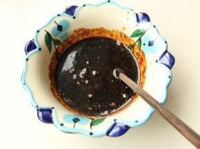 混合均匀成为料汁。