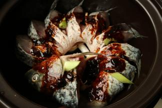 把混合好的料汁浇在鱼身上。