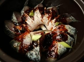 把混合好的料汁浇在鱼身上。