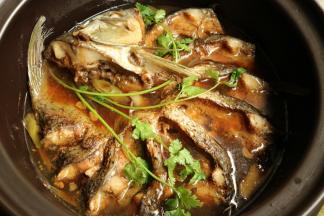 1个小时后，砂锅鱼就做好了，加香菜装饰就OK了。