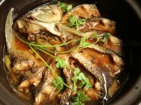 1个小时后，砂锅鱼就做好了，加香菜装饰就OK了。