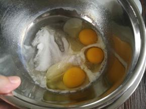 鸡蛋三个打入盆里，加入细砂糖，做温水打发。
