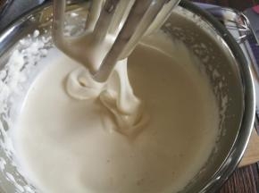打至蛋液体积膨胀，蛋液温度达到40度，将打蛋盆脱离温水，继续中速打发，打至蛋糊质地浓稠，泡沫丰富，提起打蛋头的蛋糊即使滴落也不会很快消失，如图，即可。