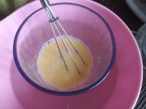 牛奶和黄油坐温水，混合搅匀。