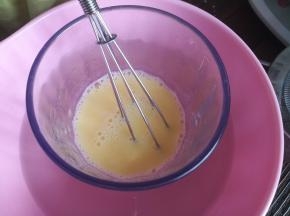 牛奶和黄油坐温水，混合搅匀。