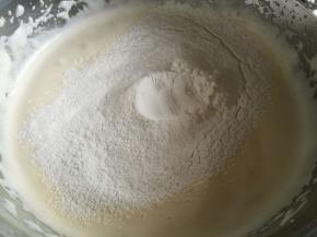 筛入低粉，用手抽从两点钟方向进去，七点钟方向划出，快速轻柔的操作，混合拌匀至无干粉颗粒。