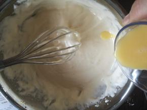 倒入牛奶黄油混合物，同样手法，混合均匀。
