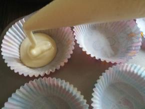 用裱花袋挤入蛋糕托里，八分满即可。