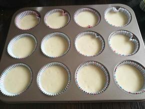 全部挤入模具。轻震烤盘，震出大气泡。