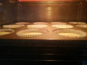 放入烤箱中下层，190度烘烤18分钟。普通烤箱提前预热180度，放中层烘烤25分钟左右。