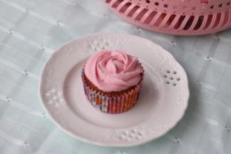 淡奶油100克，加入10克细砂糖，低速打发，打到浓稠加入少许粉红色素，继续打至出现纹路，不会消失，晃动奶油盆，奶油不会流动即可。裱花袋放上自己喜欢的裱花嘴，装入奶油，在杯子蛋糕上挤出花型即可。