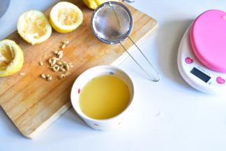 挤出新鲜柠檬汁