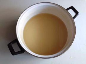 准备一个搪瓷锅或者不锈钢锅，用筷子稍微搅拌一下，让糖和水混合。