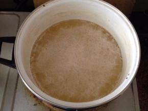 保持用小火加热糖水，煮的中途不要搅拌糖水，防止糖粘锅壁上出现结晶