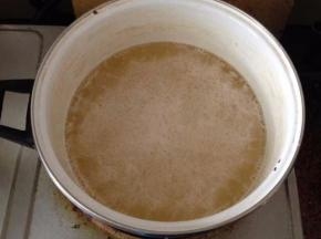 保持用小火加热糖水，煮的中途不要搅拌糖水，防止糖粘锅壁上出现结晶