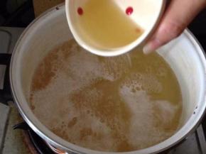 糖水煮开以后，没有白糖颗粒，倒入新鲜柠檬汁。
再度煮开以后继续小火，慢慢熬煮