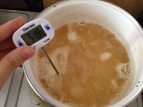 从这个时候一直到煮糖浆结束，都不要再搅拌糖水。
如果有糖水粘在了锅壁上。防止这部分糖产生糖晶颗粒，可以拿一个毛刷沾水，在锅壁上刷一圈。水沿着锅壁流下去的时候可以将锅壁上的糖洗刷到锅里去。
当糖浆的色泽微黄色时，开始用温度计测量，一开始锅内的糖浆色泽仍是浅白色的。
慢慢的色泽会越来越深，当糖浆的温度达到115时，离火放凉