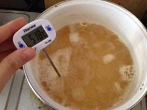 从这个时候一直到煮糖浆结束，都不要再搅拌糖水。
如果有糖水粘在了锅壁上。防止这部分糖产生糖晶颗粒，可以拿一个毛刷沾水，在锅壁上刷一圈。水沿着锅壁流下去的时候可以将锅壁上的糖洗刷到锅里去。
当糖浆的色泽微黄色时，开始用温度计测量，一开始锅内的糖浆色泽仍是浅白色的。
慢慢的色泽会越来越深，当糖浆的温度达到115时，离火放凉