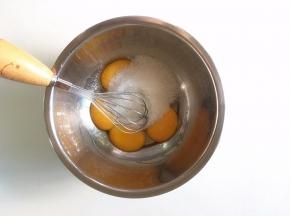 细砂糖和蛋黄混合均匀（不需要打发）