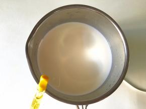 牛奶中加入香草精并煮沸