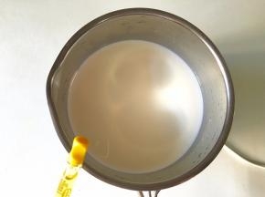 牛奶中加入香草精并煮沸