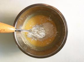 低筋面粉和玉米淀粉过筛加入蛋黄中