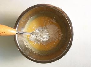 低筋面粉和玉米淀粉过筛加入蛋黄中