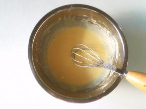 用手动打蛋抽搅拌均匀