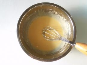 用手动打蛋抽搅拌均匀