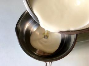 牛奶和蛋黄糊搅拌均匀之后，再倒回锅中，继续小火加热，边加热边搅拌，不停搅拌至顺滑