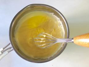 搅拌均匀的香草馅，提起手动打蛋抽低落纹路不消失，质地浓稠就完成了