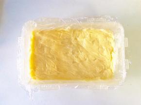 煮好的香草馅把它倒入保鲜盒中铺平，并贴着香草馅盖上保鲜膜，放入冰箱冷藏，让它迅速降温