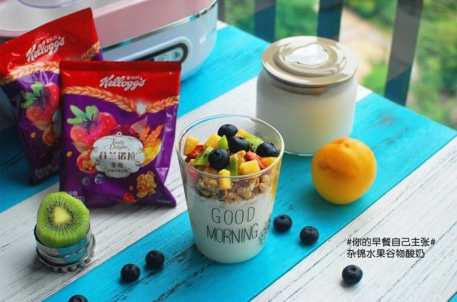 杂锦水果谷物酸奶