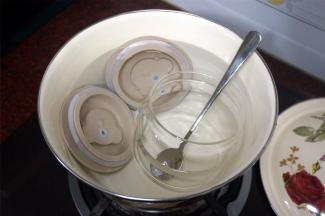 先将容器用沸水消毒。