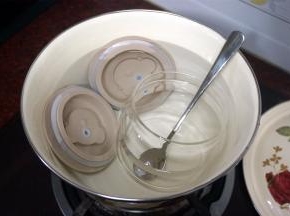 先将容器用沸水消毒。