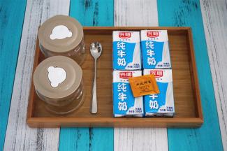 准备制作酸奶的食材，纯牛奶和酸奶菌粉。