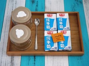 准备制作酸奶的食材，纯牛奶和酸奶菌粉。