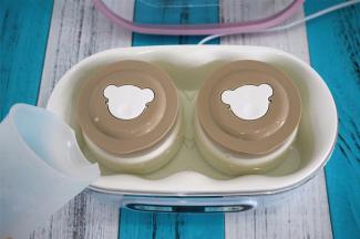 将内胆放入酸奶机中，注入约40度的温水。