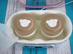 将内胆放入酸奶机中，注入约40度的温水。