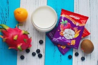 酸奶制作完成后，趁热加入细砂糖，拌均匀，放冰箱冷藏钝化4个小时。