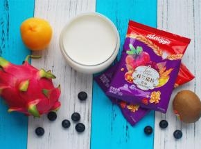 酸奶制作完成后，趁热加入细砂糖，拌均匀，放冰箱冷藏钝化4个小时。