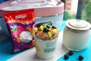 取适量冷藏过的酸奶、1包杂锦水果谷物以及适量的新鲜水果组合在一起，制作成杂锦水果谷物酸奶即可。