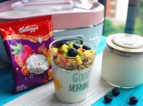 取适量冷藏过的酸奶、1包杂锦水果谷物以及适量的新鲜水果组合在一起，制作成杂锦水果谷物酸奶即可。