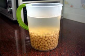 挑选大粒饱满的干黄豆，用清水浸泡12个小时。