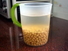 挑选大粒饱满的干黄豆，用清水浸泡12个小时。